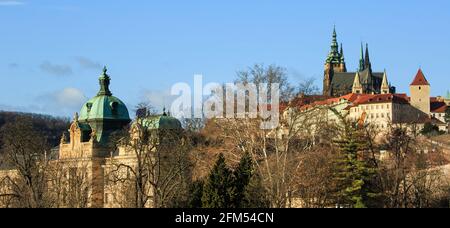 Veitsdom und Prager Burg über der Straka-Akademie in Hradcany, Prag, Tschechische republik Stockfoto