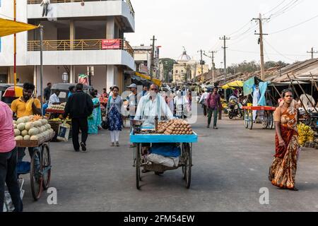 Mysuru, Karnataka, Indien - 2019. Januar: Ein indischer Straßenverkäufer verkauft Früchte an seinem Stand auf dem Devaraj-Markt in der Stadt Mysore Stockfoto