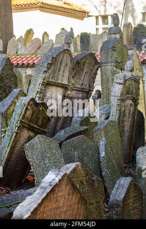 Durcheinander gewirbelte Grabsteine auf dem Alten Jüdischen Friedhof in Josevov, Prag, Tschechische republik Stockfoto