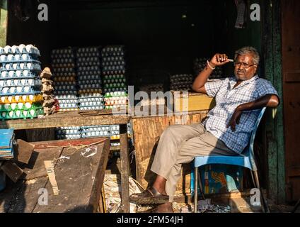 Mysuru, Karnataka, Indien - Januar 2019: Ein indischer Ladenbesitzer verkauft Eier in seinem Geschäft auf einem Markt in der Stadt. Stockfoto