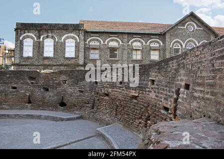 Die Stadtmauern, das oberste Stockwerk und die Gänge entlang der Wände - Blick auf das Nana Wada Building, das Shaniwarwada Fort in Pune, Maharashtra, Indien Stockfoto