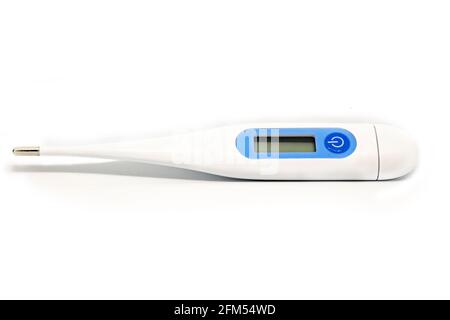 Das Digitalthermometer auf weißem Hintergrund zur Messung der Körpertemperatur. Stockfoto