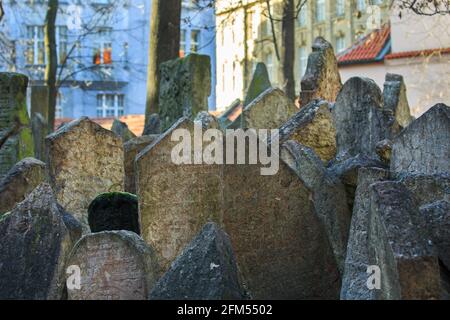 Durcheinander gewirbelte Grabsteine auf dem Alten Jüdischen Friedhof in Josevov, Prag, Tschechische republik Stockfoto