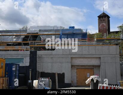 Potsdam, Deutschland. Mai 2021. Am ehemaligen Restaurant Minsk am Brauhausberg wird gebaut. Der Kunstsammler Hasso Plattner will im DDR-Würfelgebäude ein Museum errichten. Quelle: Bernd Settnik/dpa/dpa-Zentralbild/dpa/Alamy Live News Stockfoto