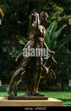 MAR DEL PLATA, ARGENTINIEN - 25. Apr 2021: Statue der Göttin Artemis-Diana, der Jägerin, auf der Plaza Mitre, Mar del Plata, Buenos Aires, Argentinien Stockfoto