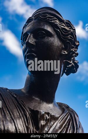 MAR DEL PLATA, ARGENTINIEN - 25. Apr 2021: Statue der Göttin Artemis-Diana, der Jägerin, auf der Plaza Mitre, Mar del Plata, Buenos Aires, Argentinien Stockfoto