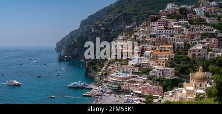 In der Nähe von positano Dorf und Strand an der amalfi Küste an einem Sommertag Stockfoto