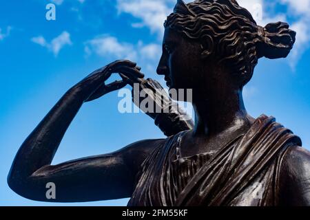 MAR DEL PLATA, ARGENTINIEN - 25. Apr 2021: Statue der Göttin Artemis-Diana, der Jägerin, auf der Plaza Mitre, Mar del Plata, Buenos Aires, Argentinien Stockfoto