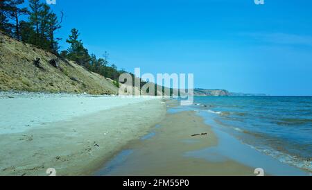 Peschanka-Bucht mit einem Sandstrand. Olchon-Insel, den Baikalsee, Sibirien, Russland Stockfoto