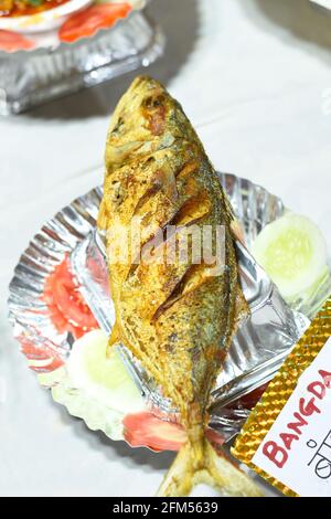 Gewürzte Makrelen oder gebratener Bangada-Fisch werden serviert. Versova Seafood Festival, 2020, Mumbai, Maharashtra, Indien Stockfoto