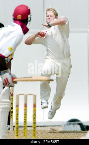 ENGLAND V CARIB BIER X1 AN DER UNI DER WEST INDIES 28/3/2004 MATHEW HOGGARD BILD DAVID ASHDOWN CRICKET IN DIE WESTINDISCHEN INSELN Stockfoto