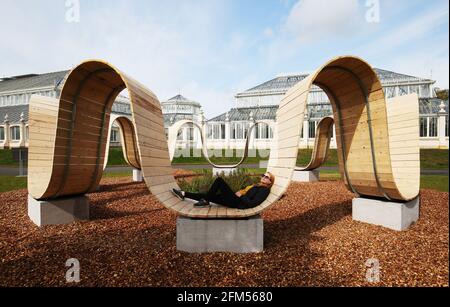 Besucherprogrammleiterin Kate Solecki ruht auf einem Teil des Paul Cocksedge 2019 London Design Festival Stückes 'Please be Seated' in der neuen Besucherattraktion Secret World of Plants in Kew Gardens, London, die vom 1. Mai bis zum 19. September 2021 stattfindet. Bilddatum: Donnerstag, 6. Mai 2021. Stockfoto