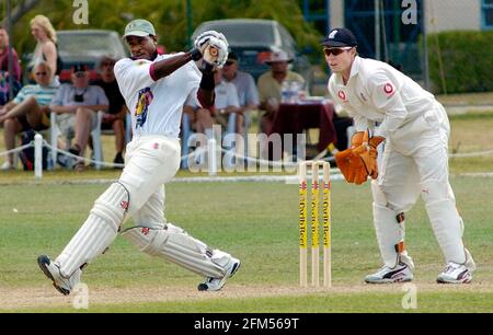 ENGLAND V CARIB BIER X1 AN DER UNI DER WEST INDIES 28/3/2004 TOMITO WILLETT SCHLÄGT 6 GEGEN BATTY'S BOWLING-BILD DAVID ASHDOWN CRICKET IN DEN WEST INDIES Stockfoto