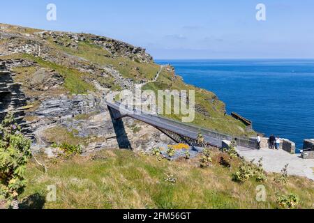 Die neue Brücke - Tintagel Castle ist eine mittelalterliche Festung auf der Halbinsel Tintagel Island neben dem Dorf Tintagel, North Co Stockfoto