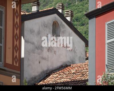 Sonnenuhr an der Fassade eines alten Hauses gemalt.Cernobbio, Comer See, Lombardei, Italien. Stockfoto