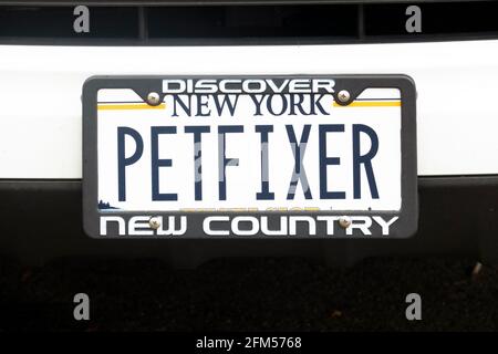 PETFIXER. Ein Nummernschild auf einem Auto, das gegenüber vom Büro eines Tierarztes geparkt ist. In Queens, New York Stockfoto