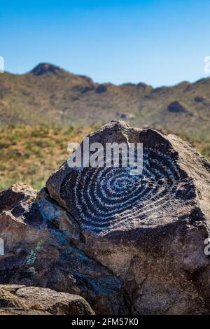 Herrliche Spirale, eine der Felszeichnungen am Signal Hill, die von den Hohokam-Leuten von 450 bis 1450 u.Z. gemacht wurden, Saguaro National Park, Tucson Mountain District, Stockfoto