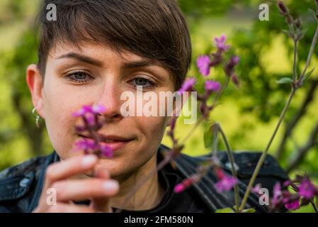 London, Großbritannien. 6 Mai 2021. Das Herzstück sind sechs ‘plantscapes', die kontrastierende Landschaften in ganz Großbritannien darstellen. Jede Landschaft - Sanddüne; Moorland; Sumpf und Wiese; Hecken (im Bild); Wald; Und Urban - wird durch die vorrangigen Lebensräume des Vereinigten Königreichs im Aktionsplan zur biologischen Vielfalt inspiriert. Entworfen von Vaughn Bell, einem Künstler aus Seattle, wurde jedes von Kews Team von Gartenbauexperten entworfen. Kredit: Guy Bell/Alamy Live Nachrichten Stockfoto