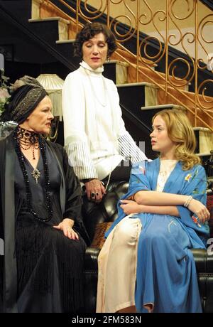 l-r: Judi Dench (Fanny Cavendish), Harriet Walter (Julie Cavendish), Emily Blunt (Gwen Cavendish) in THE ROYAL FAMILY von George S. Kaufman & Edna Ferber am Theatre Royal Haymarket, London SW1 01/11/2001 Design: Anthony ward Beleuchtung: Jon Buswell Regie: Peter Hall Stockfoto