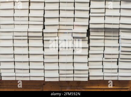 Weiße Schuhkartons im Schaufenster Stockfoto