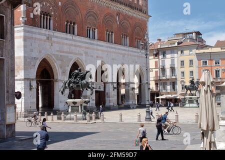 PIACENZA, ITALIEN - 01. Jun 2020: Piacenza, Italien - 2020. juni: Zentraler Platz mit besonderen Reiterstatuen an den Seiten des Gouverneurspalastes. Stockfoto