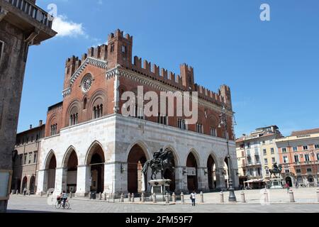 PIACENZA, ITALIEN - 01. Jun 2020: Piacenza, Italien - 2020. juni: Zentraler Platz mit besonderen Reiterstatuen an den Seiten des Gouverneurspalastes. Stockfoto