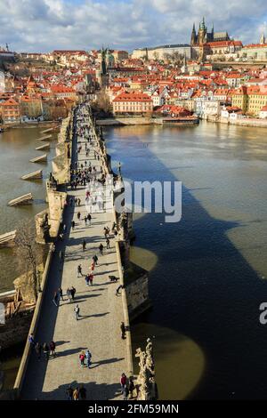 Blick vom Altstädter Brückenturm auf die Karlsbrücke mit vielen Touristen, Prag, Tschechische republik Stockfoto
