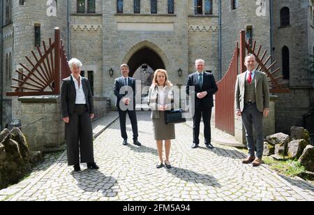 05. Mai 2021, Niedersachsen, Pattensen: Katja Lembke (l-r), Direktorin des Landesmuseums Hannover, Marc Hudy, Präsident der Hochschule für angewandte Wissenschaften und Künste, Alexandra Wenck, Direktorin der Stiftung Schloss Marienburg, Björn Thümler (CDU), Niedersächsischer Minister für Wissenschaft und Kultur, Und Nicolaus von Schöning, Schloss Marienburg GmbH, steht bei einer Pressekonferenz vor dem Schloss Marienburg in der Region Hannover. Die Hochschule FÜR Angewandte Wissenschaften und Künste HAWK, das Niedersächsische Wissenschaftsministerium und das Niedersächsische Landesmuseum Hannover präsentieren ihre Zusammenarbeit auf der Pre Stockfoto