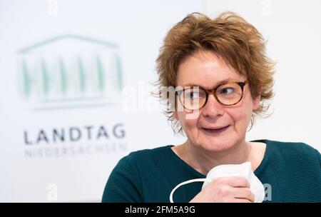 06. Mai 2021, Niedersachsen, Hannover: Die niedersächsische Gesundheitsministerin Daniela Behrens (SPD) informiert auf der Landespressekonferenz im niedersächsischen landtag über die schrittweise Öffnung der Prioritätsgruppe 3 für Impfungen gegen das Corona-Virus in Niedersachsen. Foto: Julian Stratenschulte/dpa Stockfoto