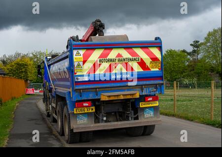 Das Dorf Dorney Reach ist aufgrund der M4-Bauarbeiten nicht mehr zu erkennen. Die M4 wird zu einer Smart Motorway mit All-Lane-Running (ALR) ausgebaut. Die Fahrspuren auf der M4 sind derzeit noch enger als normal und es gibt regelmäßig schwere Unfälle auf den Strecken Buckinghamshire und Barkshire der M4. Verkehrsminister Grant Shapps hat angekündigt, dass keine weiteren ALR-Autobahnen geöffnet werden dürfen, ohne dass Radartechnologie eingesetzt wird, um gestoppte Fahrzeuge zu lokalisieren. In den letzten 5 Jahren hat es in Großbritannien 38 Tote auf intelligenten Autobahnen gegeben. Quelle: Maureen McLean/Alamy Live News Stockfoto