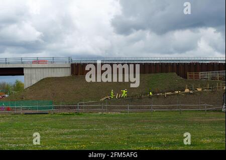 Das Dorf Dorney Reach ist aufgrund der M4-Bauarbeiten nicht mehr zu erkennen. Die M4 wird zu einer Smart Motorway mit All-Lane-Running (ALR) ausgebaut. Die Fahrspuren auf der M4 sind derzeit noch enger als normal und es gibt regelmäßig schwere Unfälle auf den Strecken Buckinghamshire und Barkshire der M4. Verkehrsminister Grant Shapps hat angekündigt, dass keine weiteren ALR-Autobahnen geöffnet werden dürfen, ohne dass Radartechnologie eingesetzt wird, um gestoppte Fahrzeuge zu lokalisieren. In den letzten 5 Jahren hat es in Großbritannien 38 Tote auf intelligenten Autobahnen gegeben. Quelle: Maureen McLean/Alamy Live News Stockfoto