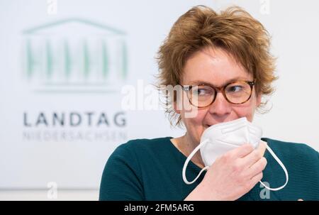 06. Mai 2021, Niedersachsen, Hannover: Die niedersächsische Gesundheitsministerin Daniela Behrens (SPD) informiert auf der Landespressekonferenz im niedersächsischen landtag über die schrittweise Öffnung der Prioritätsgruppe 3 für Impfungen gegen das Corona-Virus in Niedersachsen. Foto: Julian Stratenschulte/dpa Stockfoto