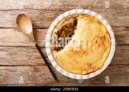 Canadian Pate Chinois Pie mit Hackfleisch, Mais und Kartoffelpüree in einer Backform auf dem Tisch. Horizontale Draufsicht von oben Stockfoto