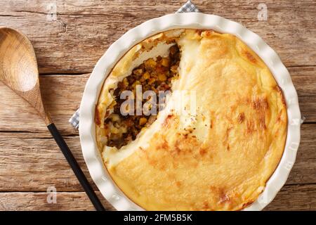 Shepherd's Pie French Canadian Pate Chinois aus der Nähe in der Backform auf dem Tisch. Horizontale Draufsicht von oben Stockfoto