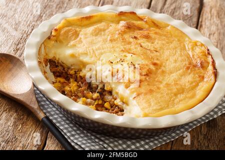 French Canadian Pate Pie Chinois aus Hackfleisch, Mais und Kartoffelpüree in der Backform auf dem Tisch. Horizontal Stockfoto