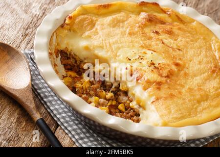 Canadian Pate Chinois Pie mit Hackfleisch, Mais und Kartoffelpüree in einer Backform auf dem Tisch. Horizontal Stockfoto