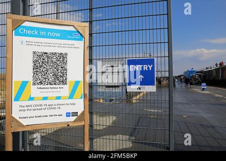 QR-Code zum Scannen mit der NHS Covid-19 App, vor dem Eintritt in Orte wie hier, Folkestone Harbour Arm, in Kent, Großbritannien Stockfoto