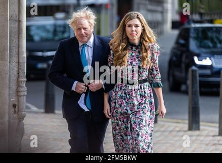 London, Großbritannien. Mai 2021. LONDON, GROSSBRITANNIEN. MAI. Premierminister Boris Johnson und seine Verlobte Carrie Symonds haben am Donnerstag, dem 6. Mai 2021, bei den Wahlen zum Loc council und zur Bürgermeisterwahl ihre Stimme abgegeben. (Kredit: Tejas Sandhu) Kredit: MI Nachrichten & Sport /Alamy Live Nachrichten Stockfoto