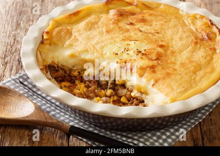 Shepherd's Pie French Canadian Pate Chinois aus der Nähe in der Backform auf dem Tisch. Horizontal Stockfoto