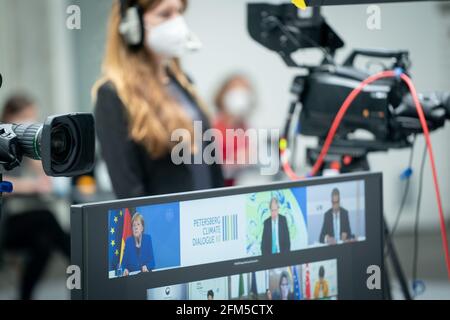 Berlin, Deutschland. Mai 2021. Bundeskanzlerin Angela Merkel (Top l am Monitor, CDU) und Großbritanniens Premierminister Boris Johnson (Top M am Monitor) nehmen am Petersberg Digital Climate Dialogue Teil. Quelle: Kay Nietfeld/dpa/Alamy Live News Stockfoto