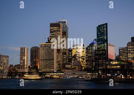 Skyline von Syndey in der Abenddämmerung in der Nähe von Darling Harbour auf an Herbstnacht Stockfoto