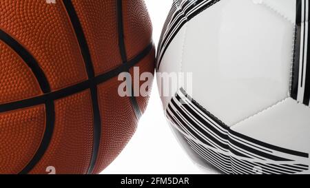 Ein Fußball und ein Basketball liegen nebeneinander. Stockfoto