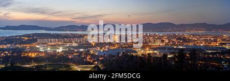 Panoramablick auf einen wunderschönen Sonnenuntergang über der Stadt Vigo in Galizien, Spanien Stockfoto