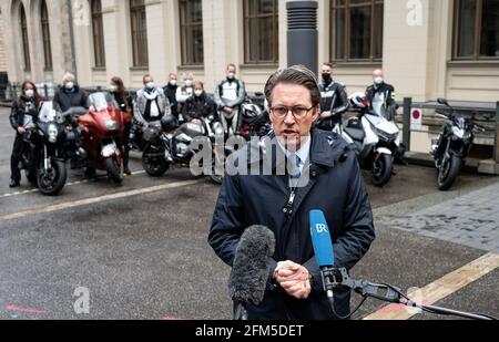 Berlin, 06. Mai 2021, Berlin: Andreas Scheuer (CSU), Bundesminister für Verkehr und digitale Infrastruktur, äußert sich im Anschluss an ein Treffen im Bundesministerium für Verkehr mit Vertretern von Motorradverbänden und der Motorradindustrie. Im Juli 2020 lud Minister Scheuer erstmals die Vertreter der Motorrad-Community zu einem Runden Tisch ein. Die Bundesarbeitsgruppe Motorräder (BAGMO) hat dem Minister auf der heutigen Sitzung ein Strategiepapier zur Zukunft des Motorradfahrens in Deutschland übergeben, wie vereinbart. Foto: Bernd von Jutrczenka/dpa Stockfoto