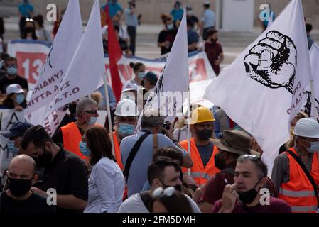 Athen, Griechenland. Mai 2021. Mitglieder der PAME, der mit der Kommunistischen Partei Griechenlands verbundenen Gewerkschaft KKE, halten Nelken fest und winken Fahnen vor dem parlament. Tausende gingen auf die Straße, um den 1. Mai zu feiern und gegen die Deregulierung des Arbeitsmarktes und die Abschaffung des 8-Stunden-Arbeitstages zu protestieren. Quelle: Nikolas Georgiou/ZUMA Wire/Alamy Live News Stockfoto