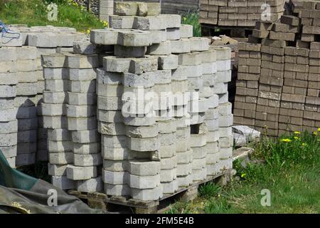 Stapel alter Baustoffe für den Bau eines Wohnkomplexes Stockfoto