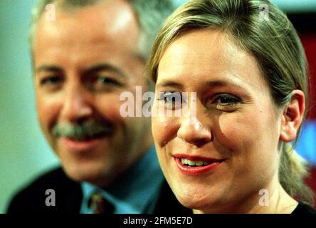 FOTOZELLE FÜR DIE MODERATOREN DER NEUEN BBC-MORNING-SHOW „BREAKFAST“, DIE DIE „BREAKFAST NEWS“ ERSETZEN WIRD. BILDER AUFGENOMMEN AM SET. JEREMY BOWEN UND SOPHIE RAWORTH (ZU SEHEN IN PIC) GEHÖREN ZUM TEAM UND WERDEN DIE SHOW VON MONTAG BIS DONNERSTAG PRÄSENTIEREN. 28.9.00 PIC:JOHN VOOS Stockfoto