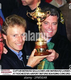 Bernard Gallacher Golfkapitän des erfolgreichen Ryder Cup European Team Mit Bernhard langer am Rochester Airport New York vor dem Einsteigen Concord Stockfoto