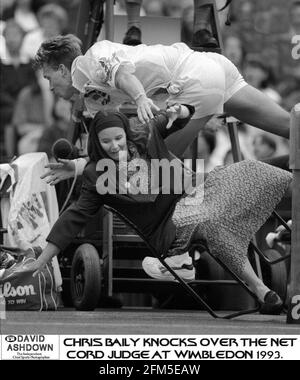 Chris Bailey klopft über den Netzkabelrichter in Wimbledon Stockfoto