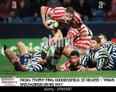 St. Helens V Wigan Regal Trophy Finale Kris Radinski of Wigan Schlüpft In Die St Helens Defence Stockfoto